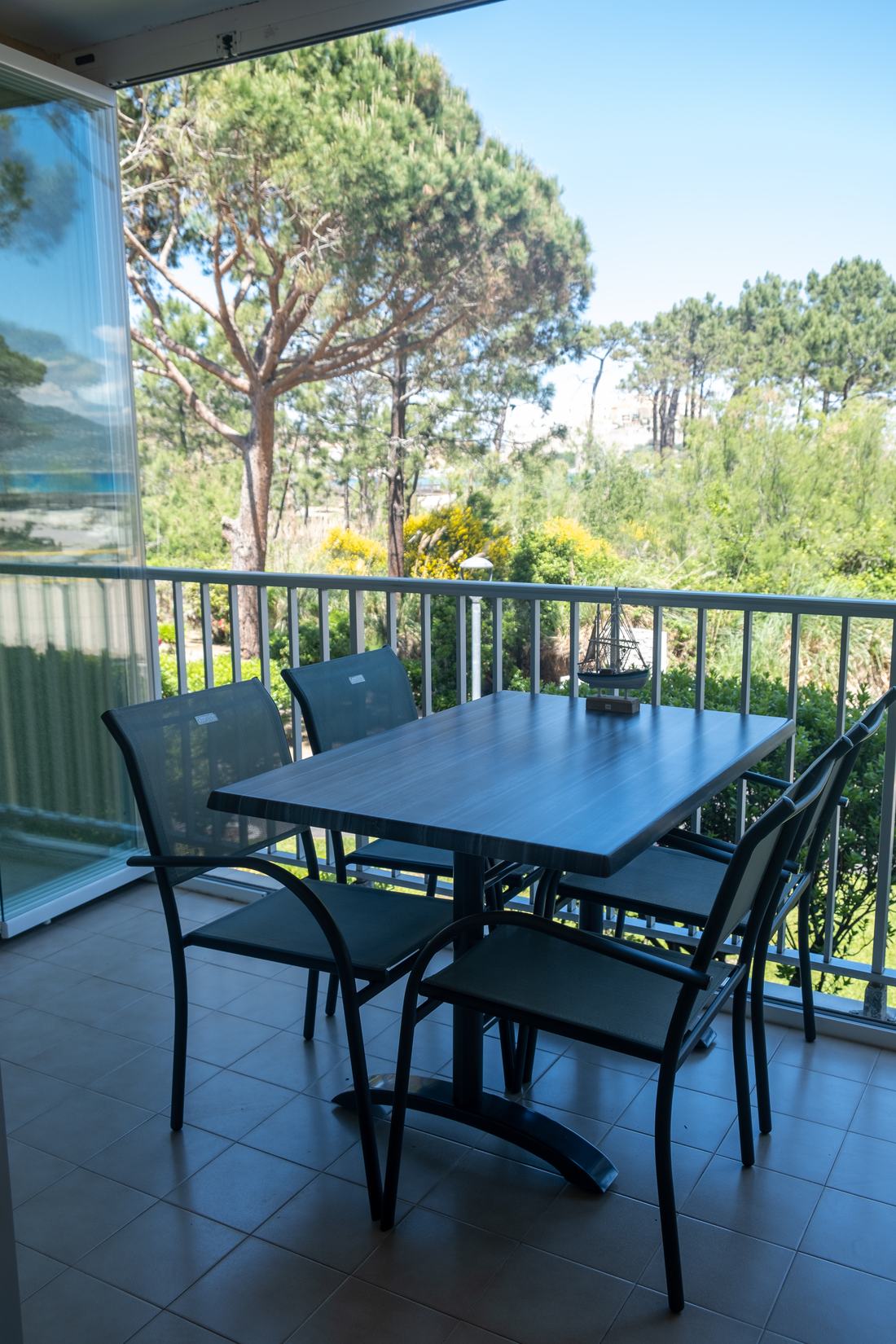 Balkon mit Tisch und Stühlen