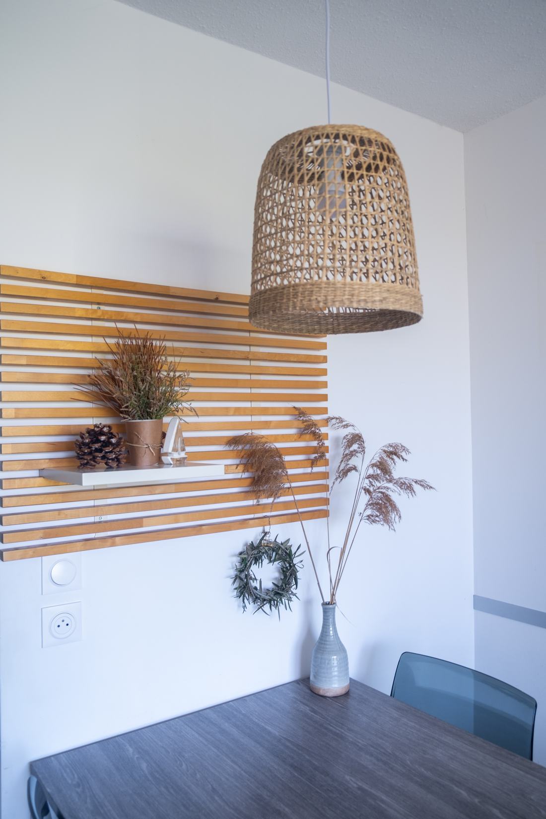 Essplatz mit Lampe aus Rattan