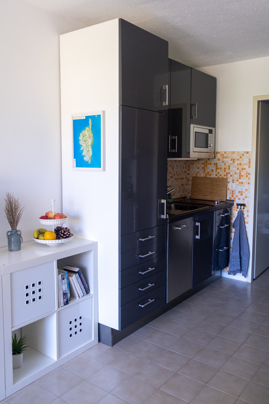 Küche mit Hochschrank