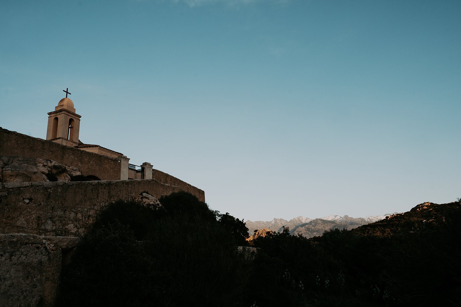 Kapelle Notre-Dame de la Serra über Calvi am Abend